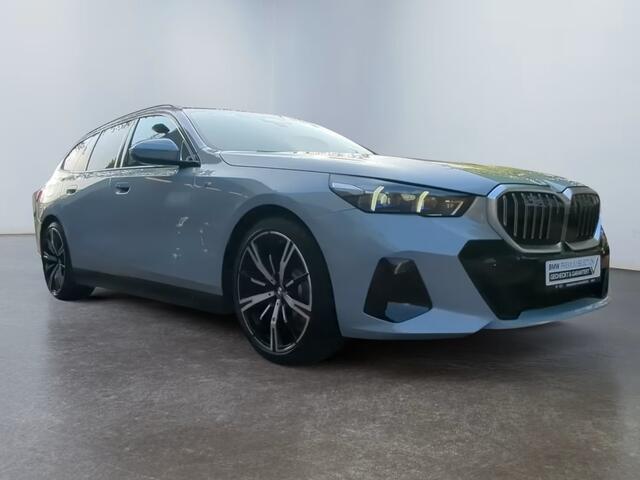 BMW 5-SERIE Touring 520dA M-SPORT ** LED, NAVi+, HuD, PANORAMA, 20-inch LMV, DRIV. ASS+ ** 1e EIG - Ex BMW AG - UNFALLFREI ** ** INFORMEER OOK NAAR ONZE AANTREKKELIJKE FINANCIAL-LEASE TARIEVEN **