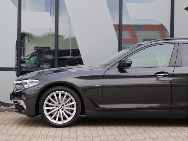 BMW 5-SERIE Touring 540i xDrive 340 PK HE Luxury Line | Pano | Comfortstoelen | HUD | Leder | Sfeerverlichting |