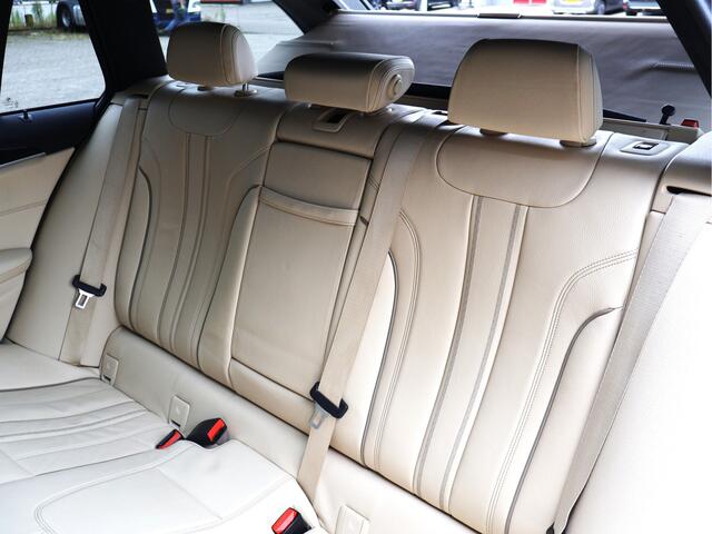 BMW 5-SERIE Touring 540i xDrive 340 PK HE Luxury Line | Pano | Comfortstoelen | HUD | Leder | Sfeerverlichting |