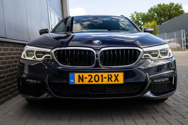 BMW 5-SERIE Touring 530d 266 pk xDrive High Executive M-Sportpakket / BTW-Auto/ Dealer.Ond/ Pano-Dak/ Leder/ Sport-Stoelen/ Head-Up/ Keyless/ 19'' LMV