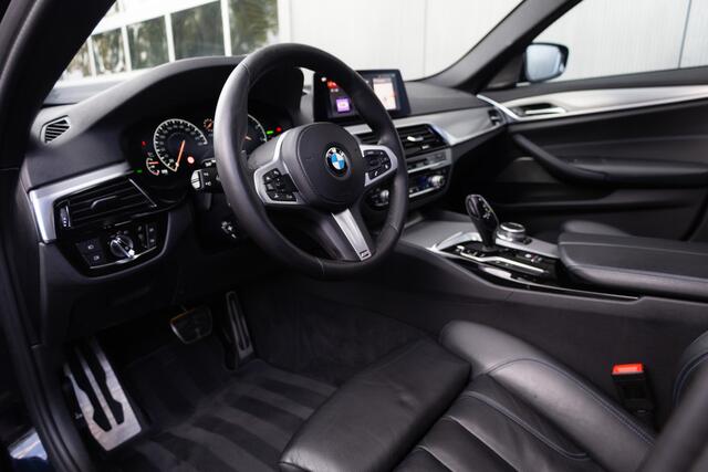 BMW 5-SERIE Touring 530d 266 pk xDrive High Executive M-Sportpakket / BTW-Auto/ Dealer.Ond/ Pano-Dak/ Leder/ Sport-Stoelen/ Head-Up/ Keyless/ 19'' LMV