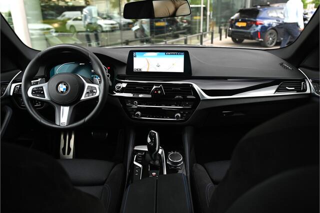 BMW 5-SERIE 530e xDrive High Executive M Sport Automaat / Sportstoelen / Soft Close / Comfort Access / Adaptieve LED / Head-Up / Stoelverwarming / BMW Live Cockpit Professional