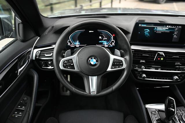BMW 5-SERIE 530e xDrive High Executive M Sport Automaat / Sportstoelen / Soft Close / Comfort Access / Adaptieve LED / Head-Up / Stoelverwarming / BMW Live Cockpit Professional