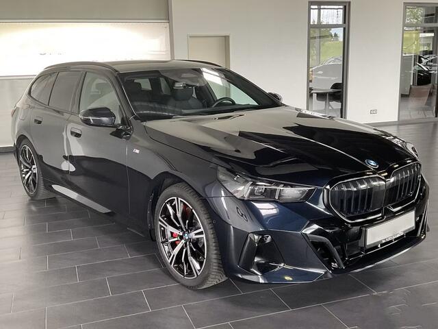 BMW 5-SERIE Touring 540d xDrive M-SPORT Pro ** LED, PANORAMA, LEDER, 20-inch LMV, ICONIC GLOW, TREKH ** Ex BMW - ¤ 26.800 onder NP ** ** INFORMEER OOK NAAR ONZE AANTREKKELIJKE FINANCIAL-LEASE TARIEVEN **