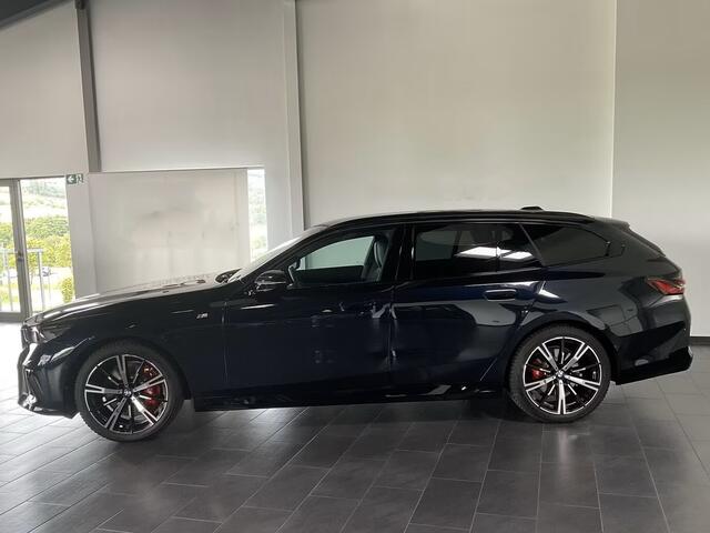 BMW 5-SERIE Touring 540d xDrive M-SPORT Pro ** LED, PANORAMA, LEDER, 20-inch LMV, ICONIC GLOW, TREKH ** Ex BMW - ¤ 27.800 onder NP ** ** INFORMEER OOK NAAR ONZE AANTREKKELIJKE FINANCIAL-LEASE TARIEVEN **