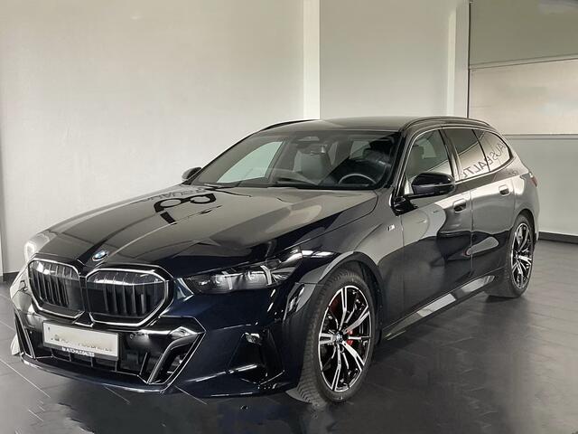 BMW 5-SERIE Touring 540d xDrive M-SPORT Pro ** LED, PANORAMA, LEDER, 20-inch LMV, ICONIC GLOW, TREKH ** Ex BMW - ¤ 26.800 onder NP ** ** INFORMEER OOK NAAR ONZE AANTREKKELIJKE FINANCIAL-LEASE TARIEVEN **