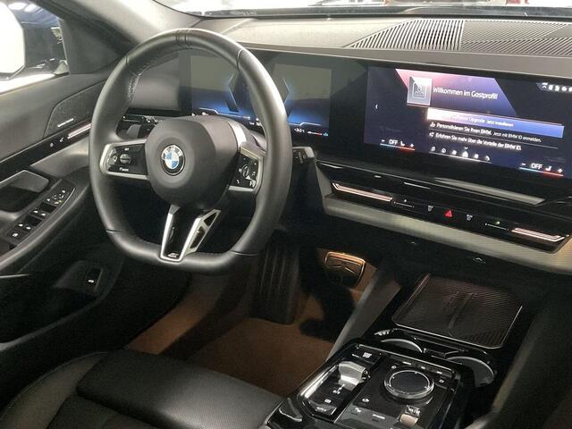 BMW 5-SERIE Touring 540d xDrive M-SPORT Pro ** LED, PANORAMA, LEDER, 20-inch LMV, ICONIC GLOW, TREKH ** Ex BMW - ¤ 26.800 onder NP ** ** INFORMEER OOK NAAR ONZE AANTREKKELIJKE FINANCIAL-LEASE TARIEVEN **