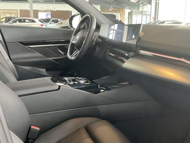 BMW 5-SERIE Touring 540d xDrive M-SPORT Pro ** LED, PANORAMA, LEDER, 20-inch LMV, ICONIC GLOW, TREKH ** Ex BMW - ¤ 26.800 onder NP ** ** INFORMEER OOK NAAR ONZE AANTREKKELIJKE FINANCIAL-LEASE TARIEVEN **