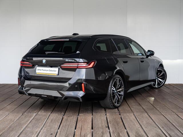 BMW 5-SERIE Touring 540d xDrive | M Sportpakket Pro | Innovation Pack | Comfort Access | Harman-Kardon | Panoramadak | Stoelverwarming | Trekhaak