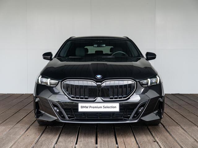 BMW 5-SERIE Touring 540d xDrive | M Sportpakket Pro | Innovation Pack | Comfort Access | Harman-Kardon | Panoramadak | Stoelverwarming | Trekhaak