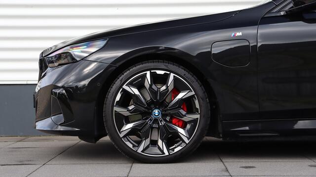 BMW 5-SERIE 550e xDrive M-Sport Pro | Bowers & Wilkins | Stoelventilatie | Panoramdak | Trekhaak | Carbon