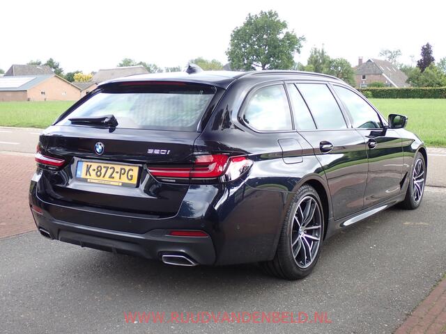 BMW 5-SERIE Touring 520i LCI M-PAKKET SHADOWLINE PANODAK/COMFORTLEER/TREKHAAK