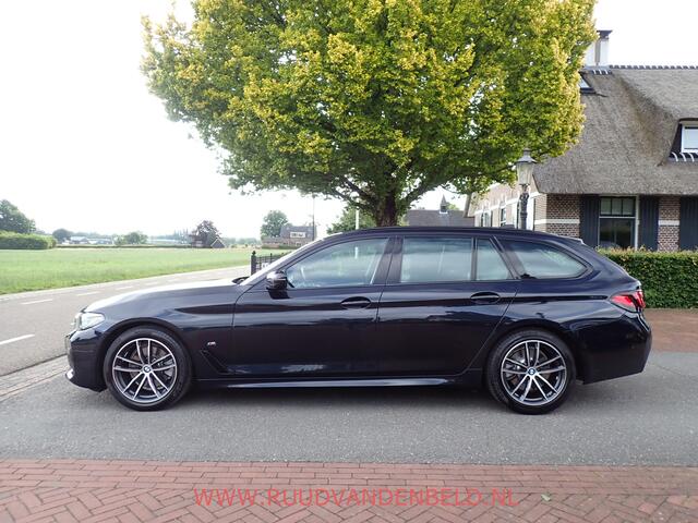 BMW 5-SERIE Touring 520i LCI M-PAKKET SHADOWLINE PANODAK/COMFORTLEER/TREKHAAK