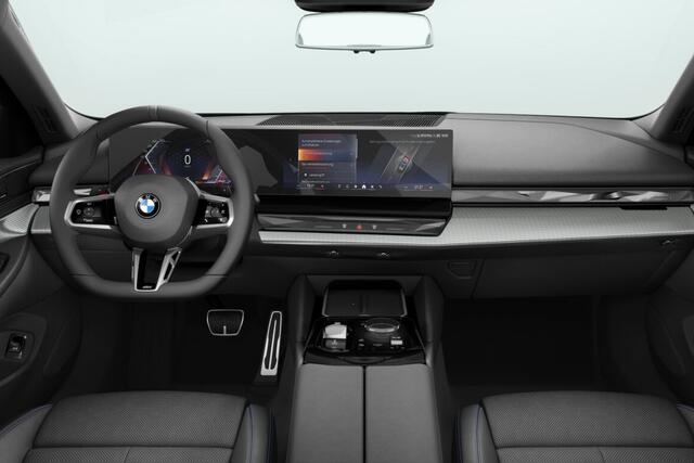 BMW 5-SERIE Touring 520i | M Sport | Travel Pack | Comfort Pack | Trekhaak