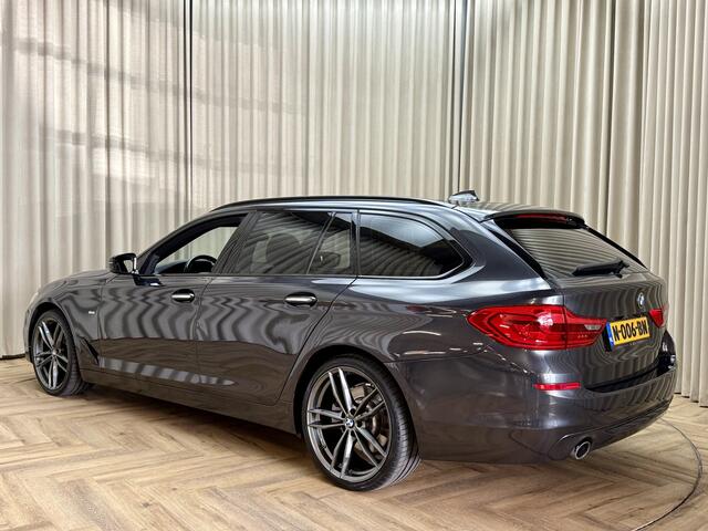 BMW 5-SERIE Touring 520i *Panodak* Sportline / Head-Up / Keyless / Adapt. Cruise / Elek. Trekhaak / Stuur-/Stoelverw. / 360 Camera / Navigatie / 18'' LMV