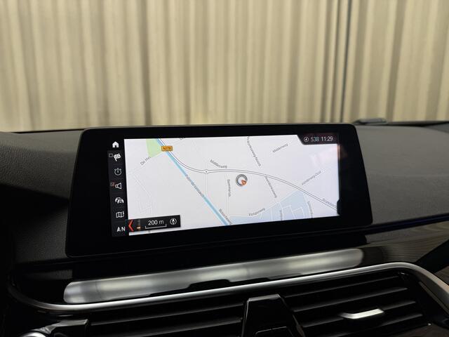 BMW 5-SERIE Touring 520i *Panodak* Sportline / Head-Up / Keyless / Adapt. Cruise / Elek. Trekhaak / Stuur-/Stoelverw. / 360 Camera / Navigatie / 18'' LMV