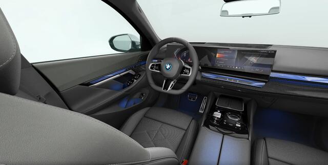 BMW 5-SERIE Touring 520i M-Sport Pano Trekh ACC 360 H/K HUD 21inch Stoelventilatie