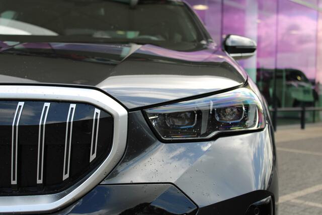 BMW 5-SERIE 530e M Sport Automaat / Panoramadak / Parking Assistant Professional / Adaptieve LED / Comfort Access / Stoelventilatie / Stuurverwarming / M Sportonderstel