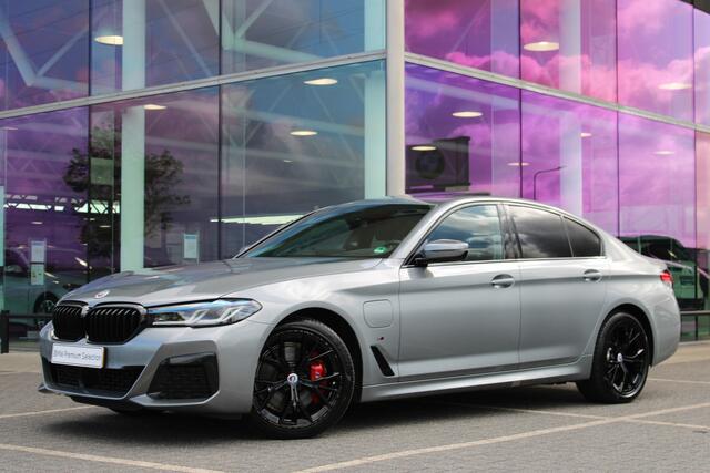BMW 5-SERIE 530e High Executive M Sport Automaat / Schuif-kanteldak / Trekhaak / Laserlight / Achteruitrijcamera / Stoelventilatie / Head-Up / Active Steering