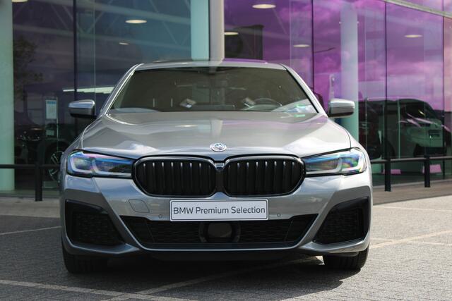 BMW 5-SERIE 530e High Executive M Sport Automaat / Schuif-kanteldak / Trekhaak / Laserlight / Achteruitrijcamera / Stoelventilatie / Head-Up / Active Steering