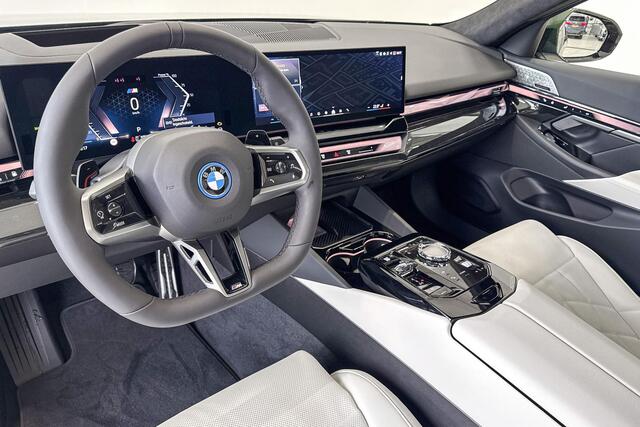 BMW 5-SERIE Touring 550e xDrive | M Sport Pro | Innovation Pack | Travel Pack | Comfort Pack | Trekhaak