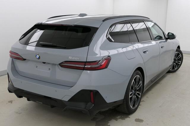 BMW 5-SERIE Touring 520i M-Sport Pro | Trekhaak | Driv. Ass. Pro | Stoelventilatie | Standkachel | | Bowers & Wilkins Surround Sound System |