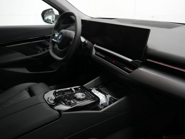 BMW 5-SERIE Sedan 530e | Harman/kardon | Panorama | 360 cam | 4x stoelverw. | Stoelventilatie | 4-zone Clima
