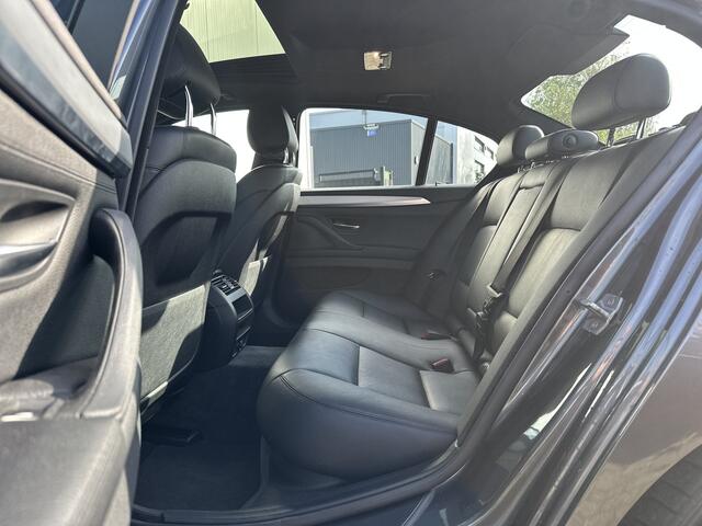 BMW 5-SERIE 520i M Sport Edition High Executive 184pk | Bi-xenon koplampen | Cruise control | Lederen bekleding | Parkeersensor voor en achter | Voorstoelen verwarmd | Prachtig exemplaar!