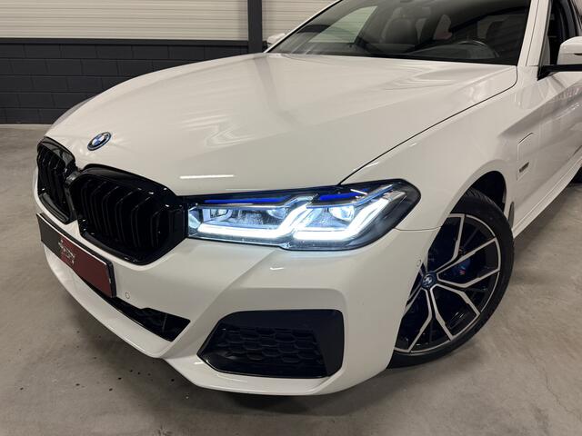 BMW 5-SERIE Touring 530e xDrive M-Sport PANO/LASER/TREKHAAK/HEAD-UP/VOL-LEER SPORT/KEYLESS/19"M-SPORT/CAMERA/SHADOW-LINE/DONKERE-HEMEL/VOLLEDIG BMW DEALER HISTORIE