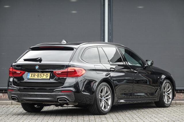 BMW 5-SERIE Touring 520i 184Pk Aut. | High Executive | M-Sport | Shadowline | Achteruitrijcamera | Panoramadak | 18''
