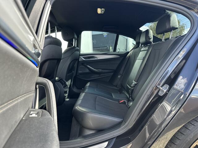 BMW 5-SERIE 530d High Executive 266pk | Apple Carplay/Android Auto | Cruise control adaptief met stop&go en stuurhulp | DAB | Harman/Kardon geluidsinstallatie | Head-up display | Lichtmetalen velgen 20" | Trekhaak | Prachtig Exemplaar!