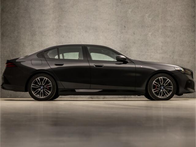 BMW 5-SERIE 530e M Sport 300Pk Automaat (SCHUIFDAK, M PAKKET, LUCHTVERING, HEAD-UP DISPLAY, COMFORTSTOELEN, STOELKOELING, 360 CAMERA, ADAPTIVE CRUISE, HARMAN/KARDON, NIEUWSTAAT)