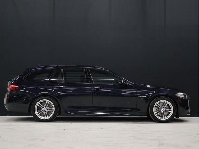 BMW 5-SERIE Touring 520i M Sport [CAMERA, TREKHAAK, AUTOMATISCHE ACHTERKLEP, AUTOMATISCHE STOELEN, CRUISE CONTROL, FLIPPERS, BLUETOOTH TELEFOON, AIRCO, NAVI, NIEUWSTAAT]