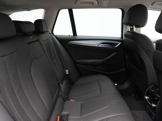BMW 5-SERIE Touring 530e High Executive Plug In Hybrid 292pk Dealer O.H PHEV | Trekhaak Af Fabriek | Head Up | Lederen Sportstoelen Memory & Verwarmd | Apple Carplay | Stuur Verwarmd | Sfeerverlichting | Cruise Control | Camera | Navigatie | Blis | DAB |