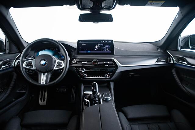 BMW 5-SERIE Touring 530e High Executive M Sport - Panoramadak - Parking/Driving Assistant - Active Protection - Comfort acces - Head up - Elektrisch verwarmde voorstoelen - BMW Laserlight - Hifi - Stuurwielrand verwarmd -