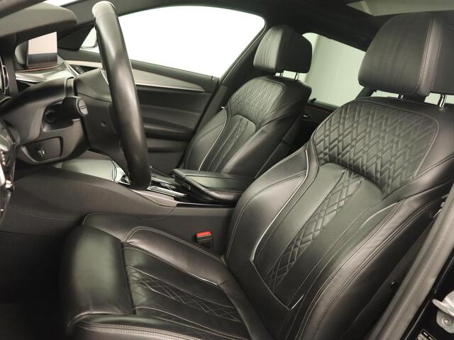 BMW 5-SERIE 530i M Sport | Panoramadak | Head-Up | Leder | Stoelverwarming | Sfeerverlichting | Navigatie | Full LED | Parkeerhulp | Sportstoelen