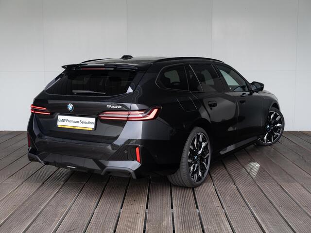 BMW 5-SERIE Touring 530e | M Sportpakket Pro | Innovation Pack | Bowers & Wilkins | Verwarmd Stuurwiel | Comfort Access | Stoelventilatie | Panoramadak | Trekhaak