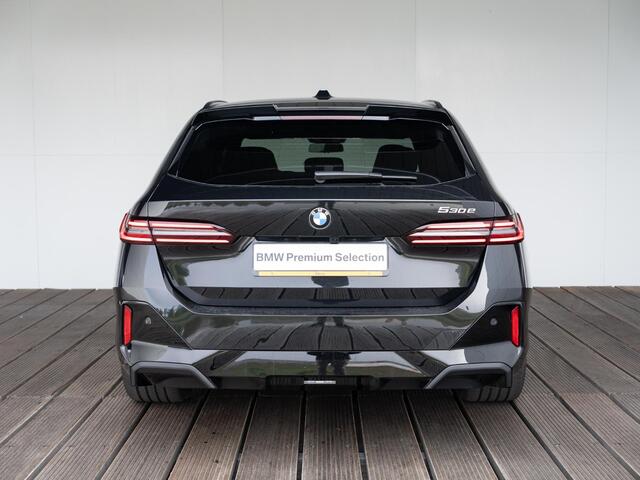 BMW 5-SERIE Touring 530e | M Sportpakket Pro | Innovation Pack | Bowers & Wilkins | Verwarmd Stuurwiel | Comfort Access | Stoelventilatie | Panoramadak | Trekhaak