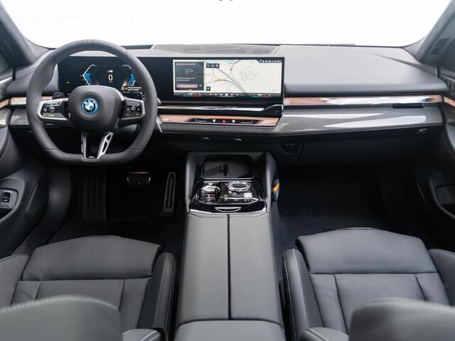 BMW 5-SERIE Touring 530e | M Sportpakket Pro | Innovation Pack | Bowers & Wilkins | Verwarmd Stuurwiel | Comfort Access | Stoelventilatie | Panoramadak | Trekhaak
