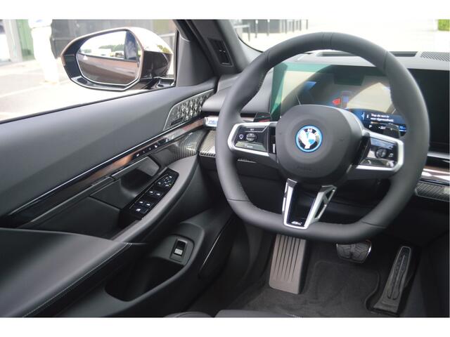 BMW 5-SERIE Touring 530e Automaat / Panoramadak / Trekhaak / Bowers & Wilkins / M Multifunctionele Stoelen / Adaptieve LED / Stoelventilatie / Parking Assistant Plus