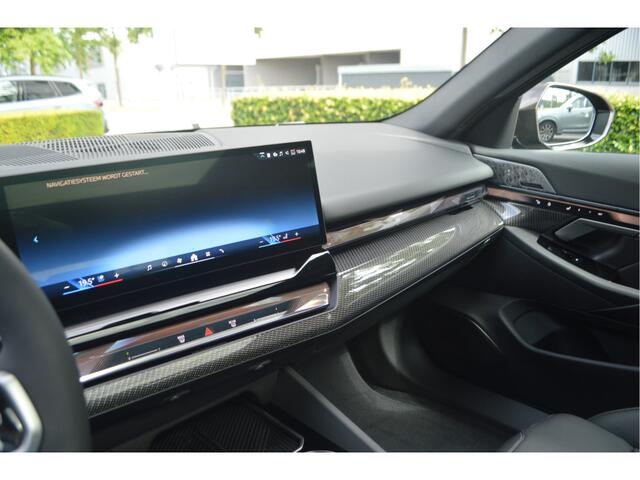 BMW 5-SERIE Touring 530e Automaat / Panoramadak / Trekhaak / Bowers & Wilkins / M Multifunctionele Stoelen / Adaptieve LED / Stoelventilatie / Parking Assistant Plus