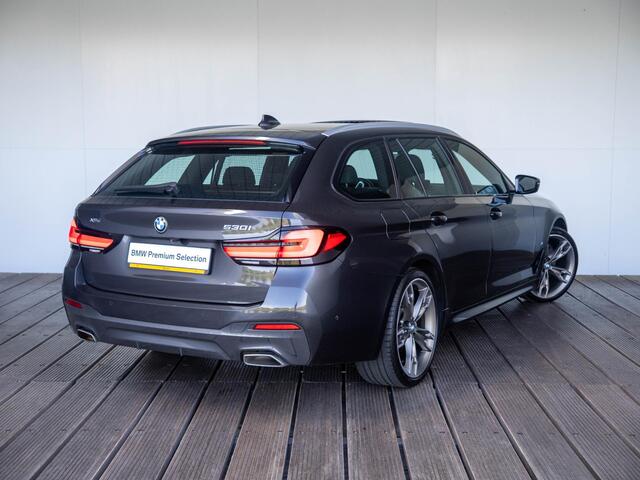 BMW 5-SERIE Touring 530i xDrive | M Sportpakket | Verwarmd Stuurwiel | Achteruitrijcamera | Panoramadak | Stoelverwarming | Head-Up Display | PDC