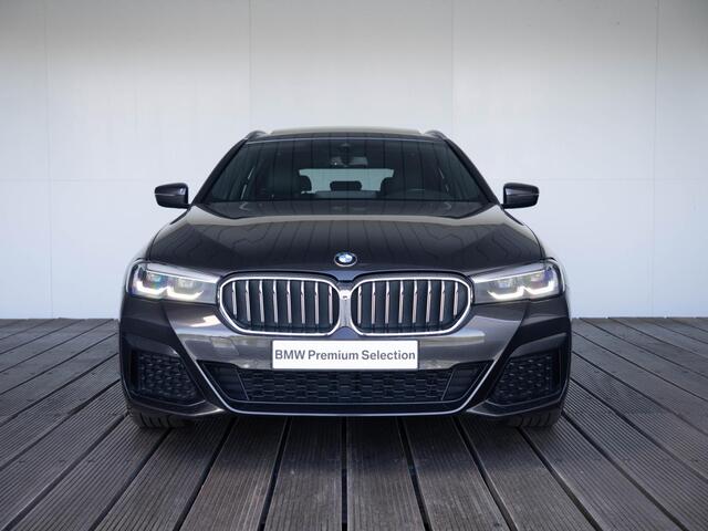 BMW 5-SERIE Touring 530i xDrive | M Sportpakket | Verwarmd Stuurwiel | Achteruitrijcamera | Panoramadak | Stoelverwarming | Head-Up Display | PDC