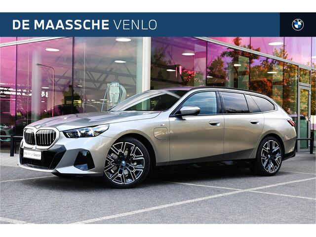 BMW 5-SERIE Touring 530e M Sport Automaat / Trekhaak / Active Cruise Control / Achteruitrijcamera / M Sport onderstel / Comfort Access / Adaptieve LED