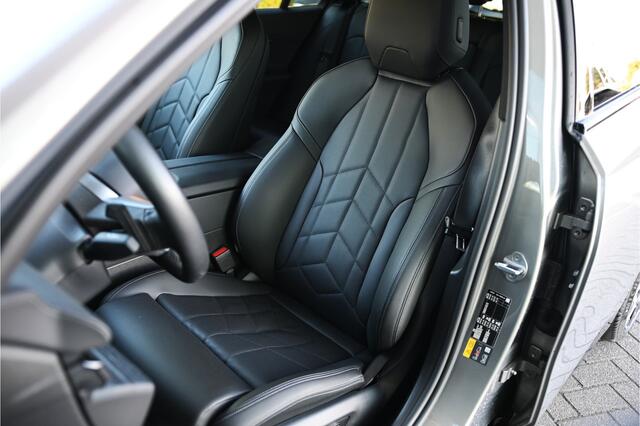 BMW 5-SERIE Touring 530e M Sport Automaat / Trekhaak / Active Cruise Control / Achteruitrijcamera / M Sport onderstel / Comfort Access / Adaptieve LED