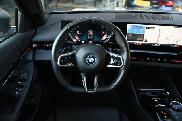 BMW 5-SERIE Touring 530e M Sport Automaat / Trekhaak / Active Cruise Control / Achteruitrijcamera / M Sport onderstel / Comfort Access / Adaptieve LED