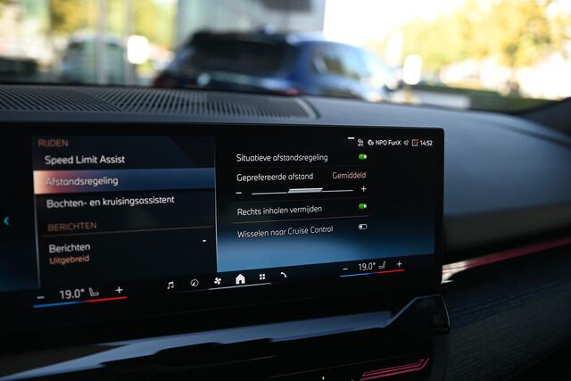 BMW 5-SERIE Touring 530e M Sport Automaat / Trekhaak / Active Cruise Control / Achteruitrijcamera / M Sport onderstel / Comfort Access / Adaptieve LED