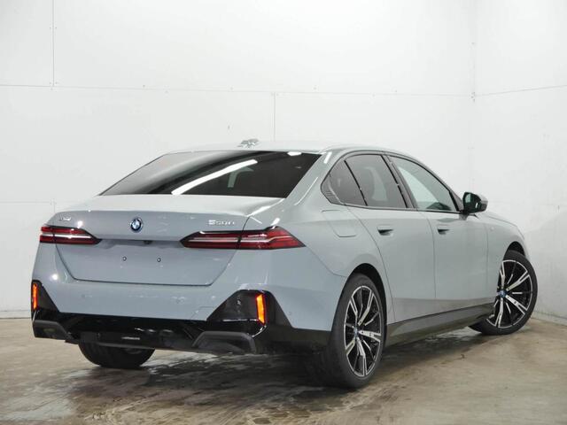 BMW 5-SERIE 550e xDrive M-Sport | Trekhaak | CoPilot | 20" | Bowers & Wilkins Surround