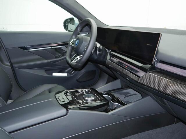 BMW 5-SERIE 550e xDrive M-Sport | Trekhaak | CoPilot | 20" | Bowers & Wilkins Surround