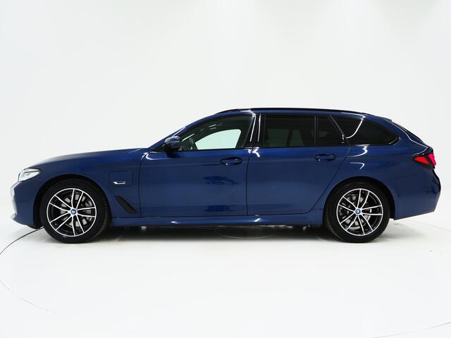 BMW 5-SERIE Touring 520e M-Sport Shadow | Panoramadak | Harman/Kardon | 360 | Keyless | Head Up | Trekhaak